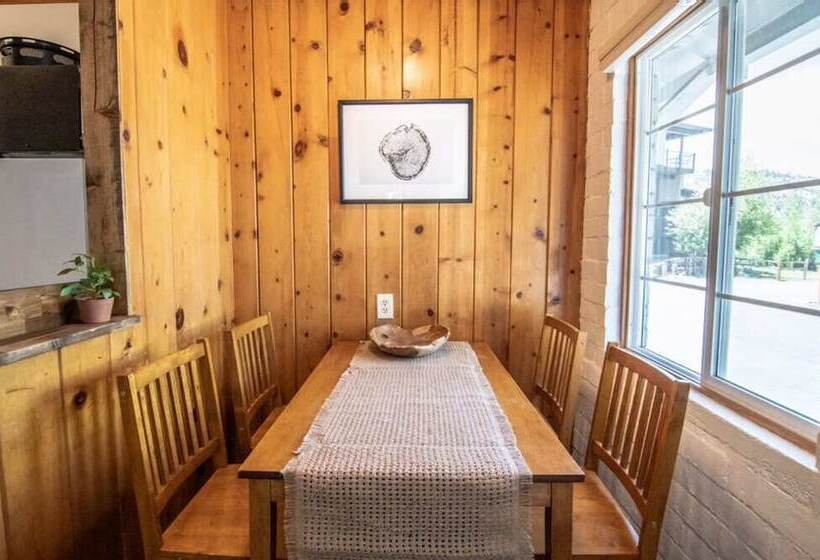 هتل Lake Front Cabins