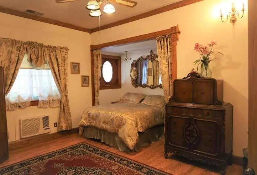 Mariposa Hotel Inn