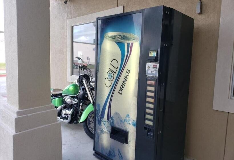 Мотель Crossroads Inn & Suites