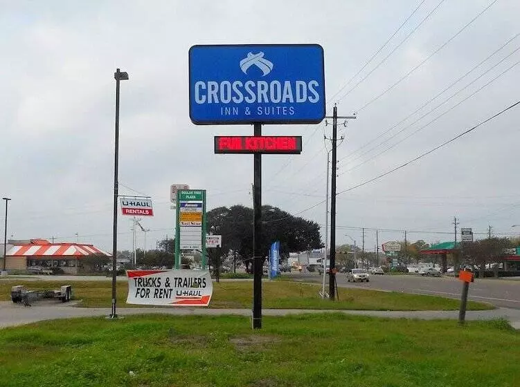 モーテル Crossroads Inn & Suites