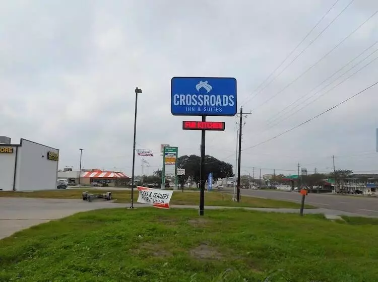 モーテル Crossroads Inn & Suites