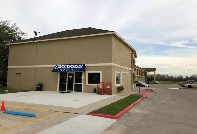 モーテル Crossroads Inn & Suites