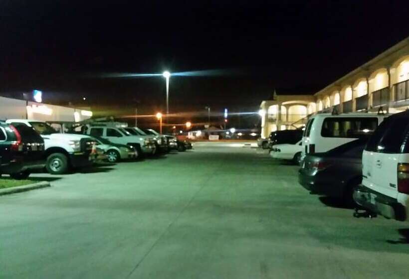 Мотель Crossroads Inn & Suites