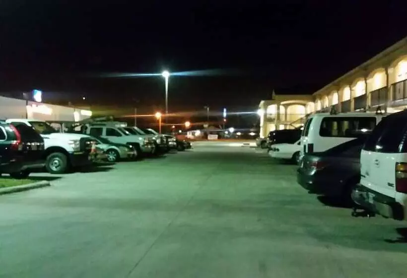 モーテル Crossroads Inn & Suites