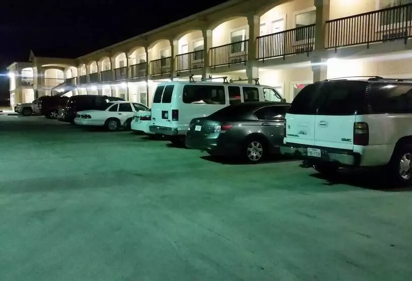 モーテル Crossroads Inn & Suites
