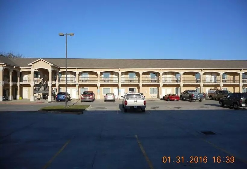 モーテル Crossroads Inn & Suites