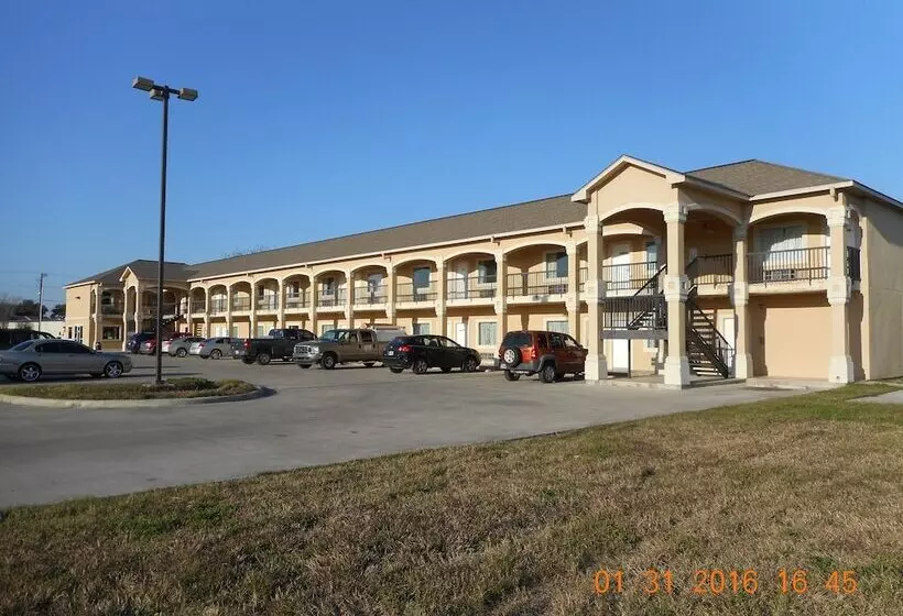 モーテル Crossroads Inn & Suites