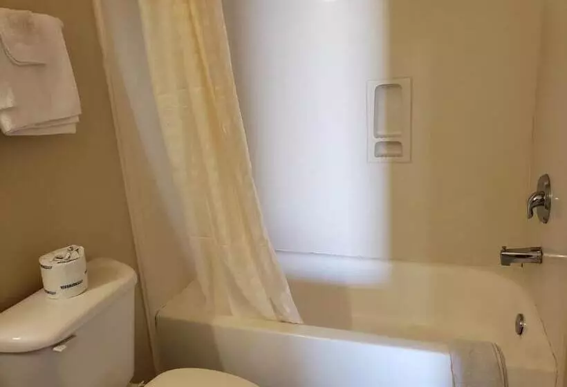 モーテル Crossroads Inn & Suites