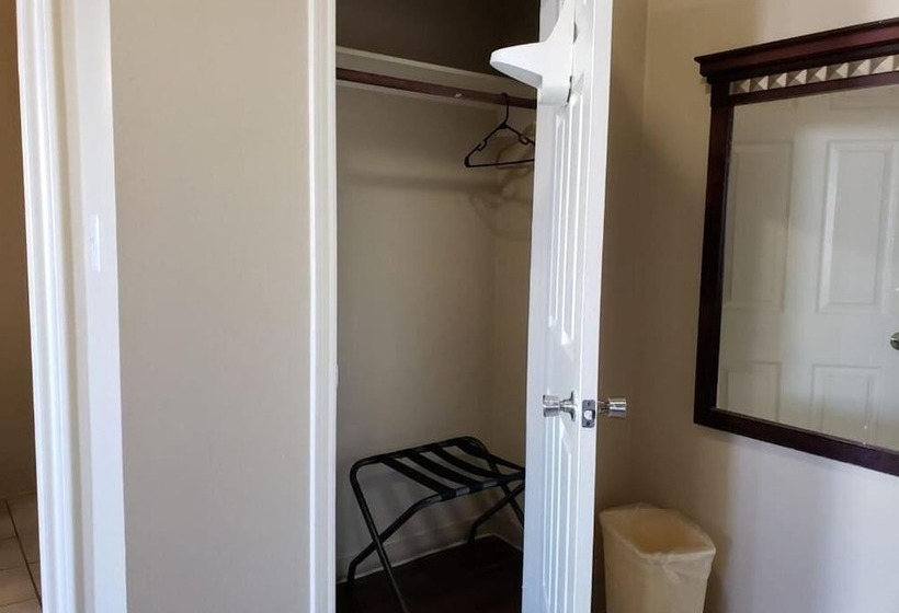 Мотель Crossroads Inn & Suites