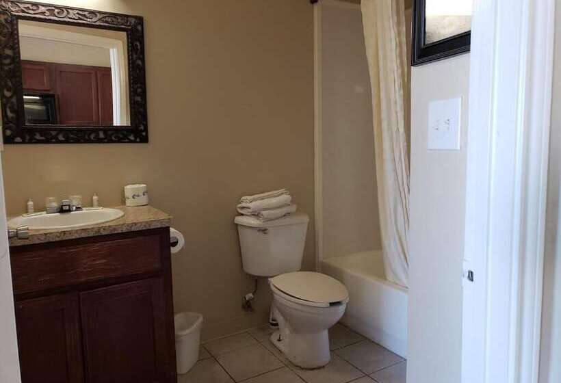 Мотель Crossroads Inn & Suites