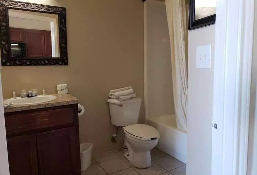 モーテル Crossroads Inn & Suites