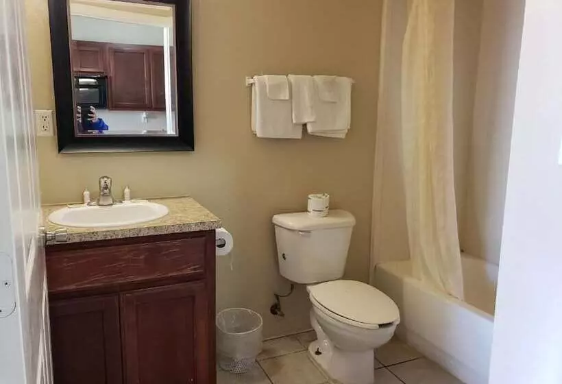 モーテル Crossroads Inn & Suites