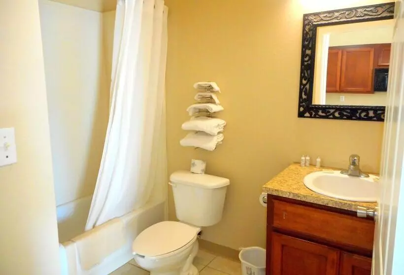 モーテル Crossroads Inn & Suites