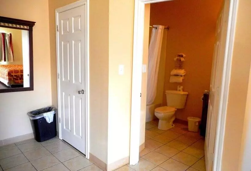 モーテル Crossroads Inn & Suites