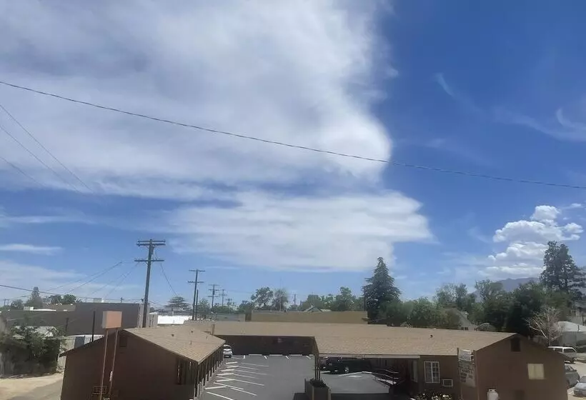 Motelli Lone Pine Budget Inn