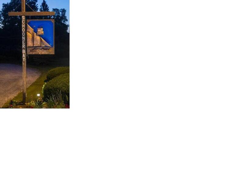 فندق على الطريق Schooner Bay Motor Inn