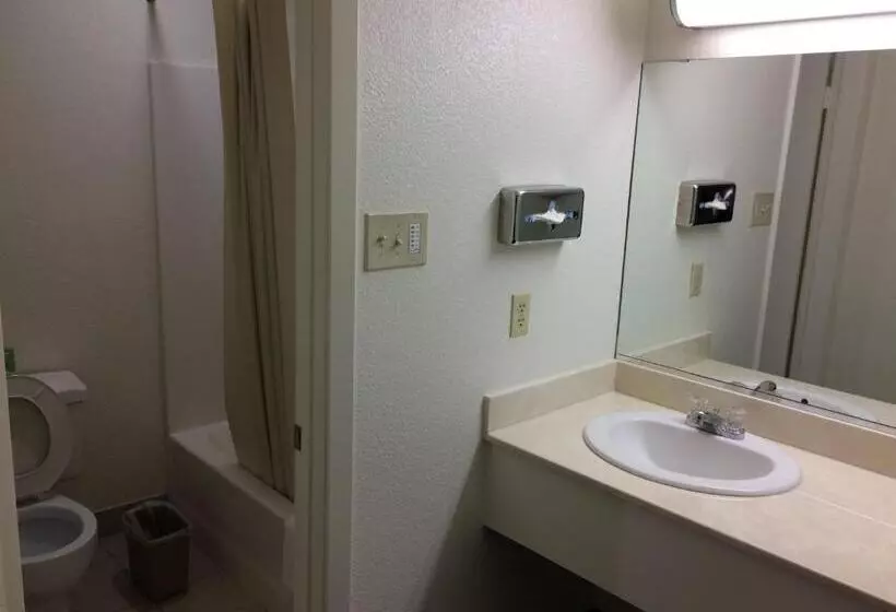 Motelli Travel Inn & Suites