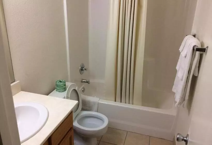 Motelli Travel Inn & Suites
