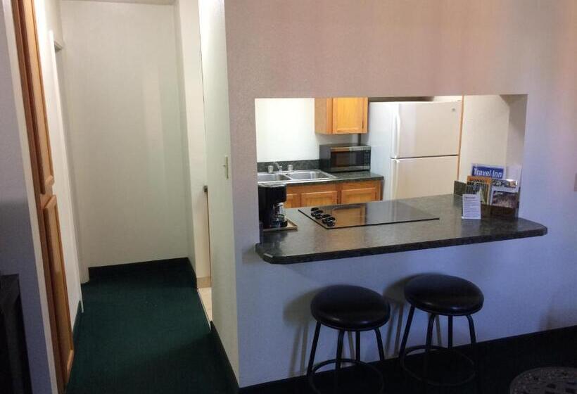 فندق على الطريق Travel Inn & Suites