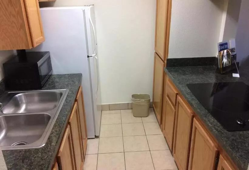 Motelli Travel Inn & Suites