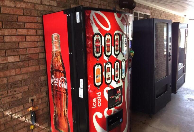 فندق على الطريق Travel Inn & Suites