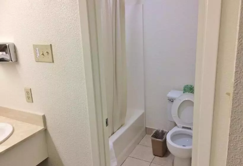 Motelli Travel Inn & Suites