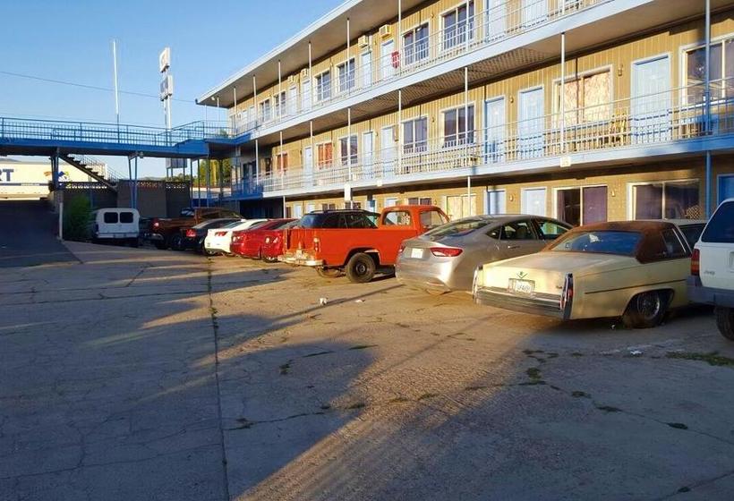 فندق على الطريق Travel Inn