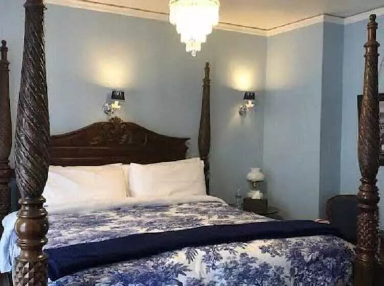 Pendleton House Historic Inn And B&b