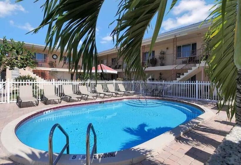 Carlton House Motel And Suites