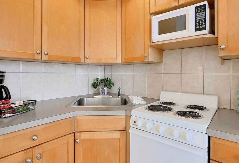 Carlton House Motel And Suites