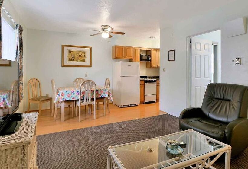 Carlton House Motel And Suites