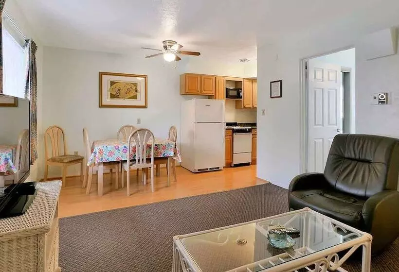 Carlton House Motel And Suites