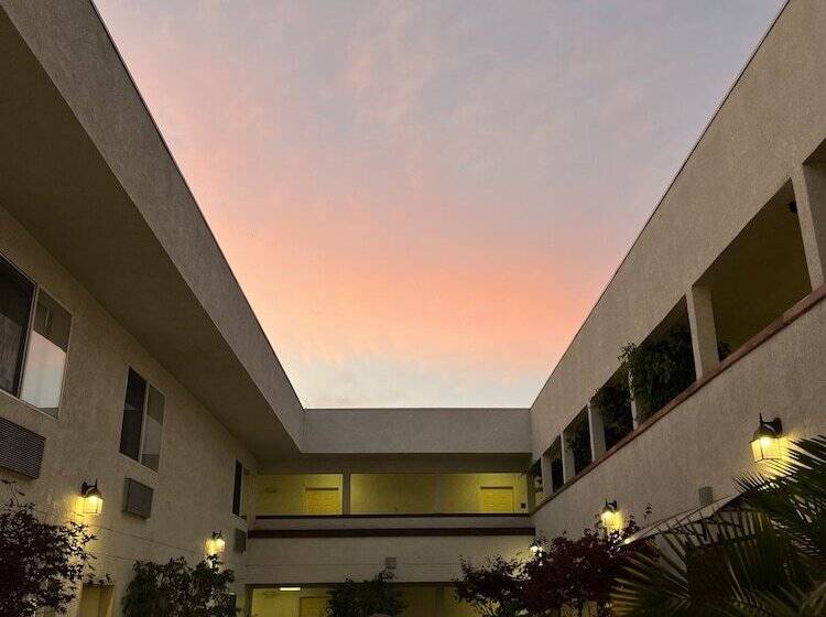 فندق Airport Inn