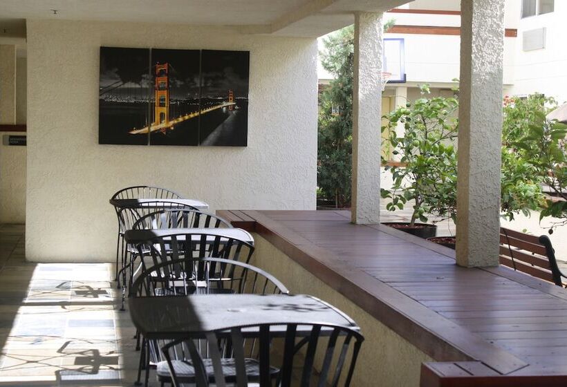 فندق Airport Inn