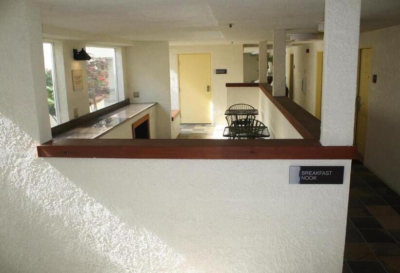 فندق Airport Inn