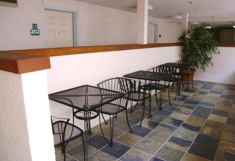 فندق Airport Inn