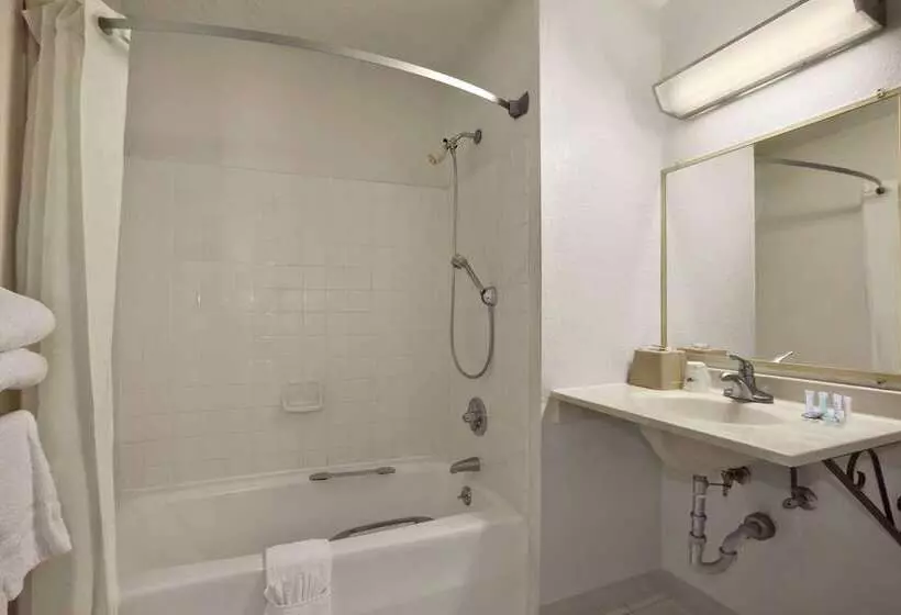 هتل Travelodge By Wyndham Muskegon