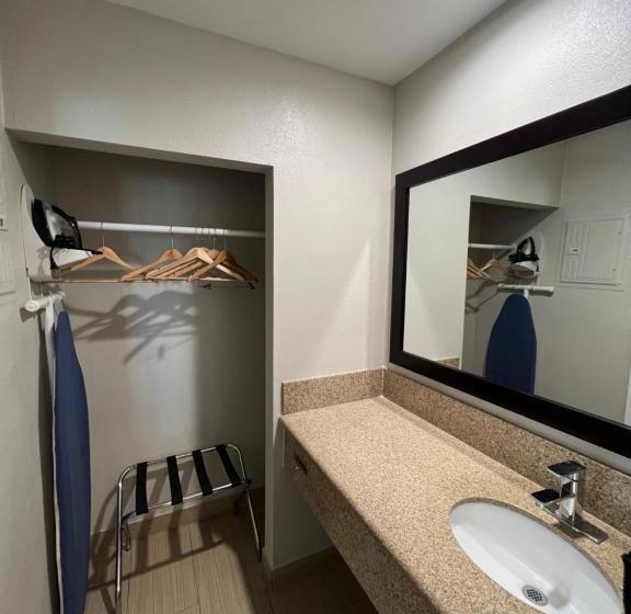 汽车旅馆  Deluxe Inn Hawthorne/ Lax