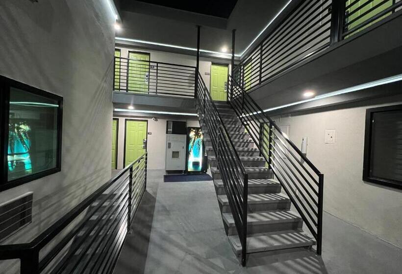 汽车旅馆  Deluxe Inn Hawthorne/ Lax