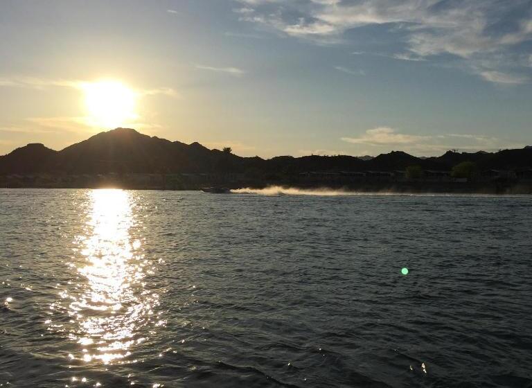 فندق على الطريق Harbour Inn