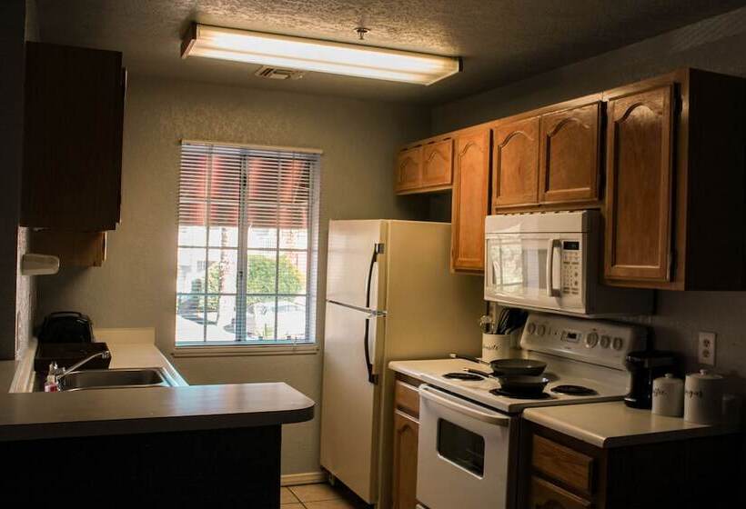 مُتل Lodge On The River