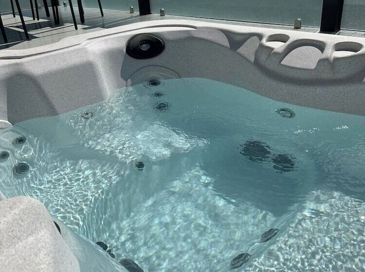 هتل Brackenborough Lakes Resort