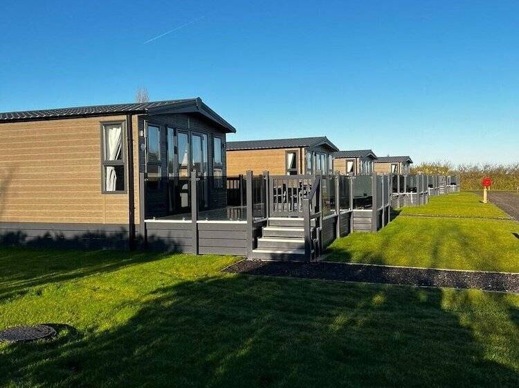 هتل Brackenborough Lakes Resort