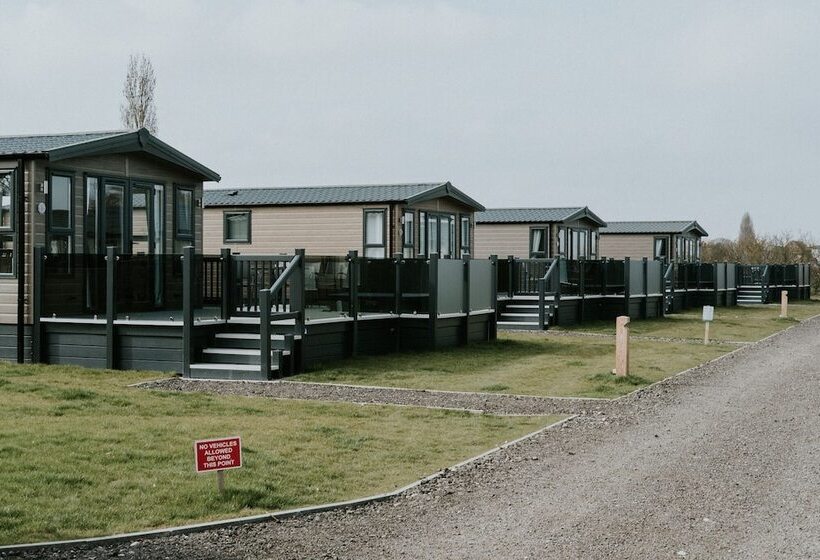 هتل Brackenborough Lakes Resort