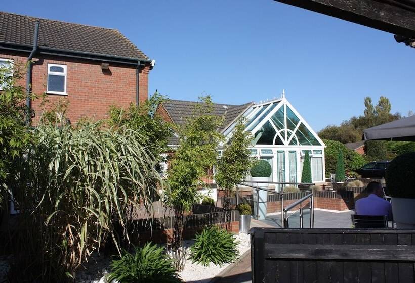 هتل Brackenborough Lakes Resort