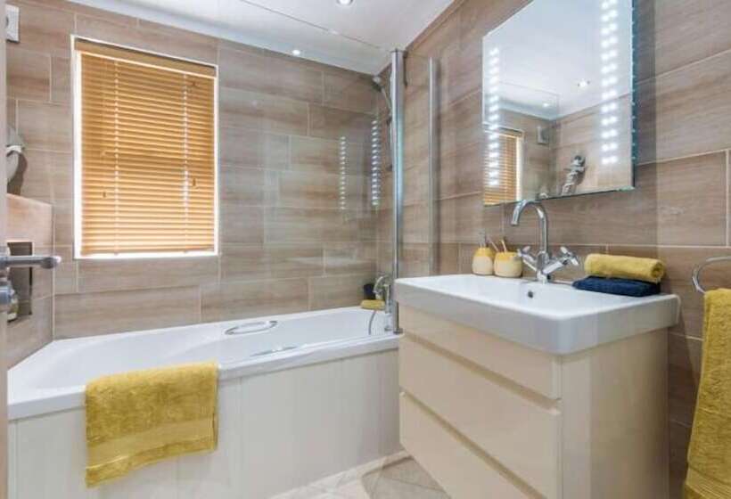 هتل Brackenborough Lakes Resort