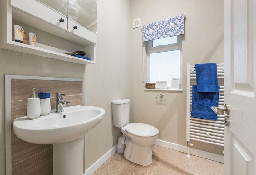 هتل Brackenborough Lakes Resort