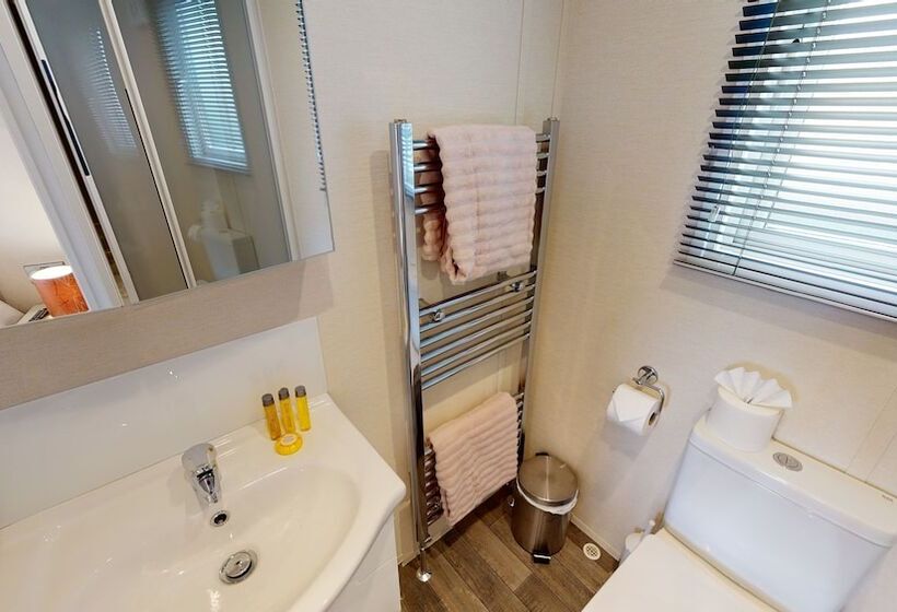 هتل Brackenborough Lakes Resort