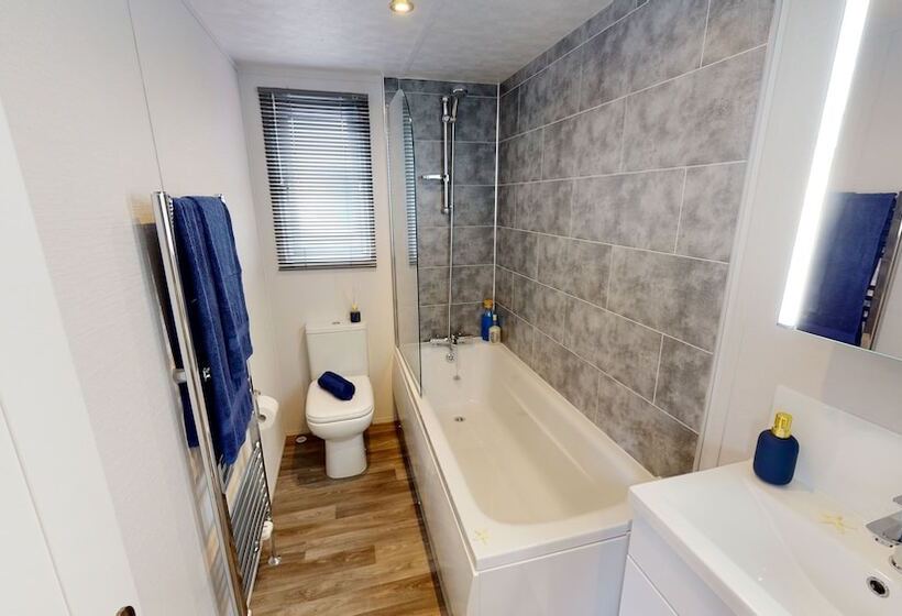 هتل Brackenborough Lakes Resort