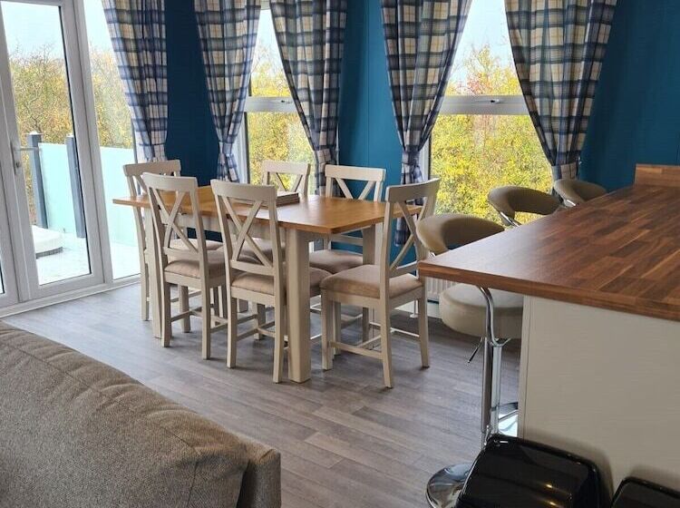 هتل Brackenborough Lakes Resort